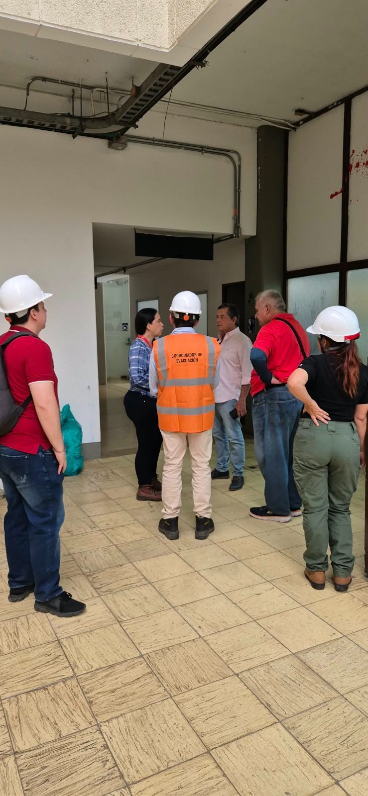 Equipo de la Dirección de Infraestructura Universitaria inspeccionando un edificio afectado por el sismo