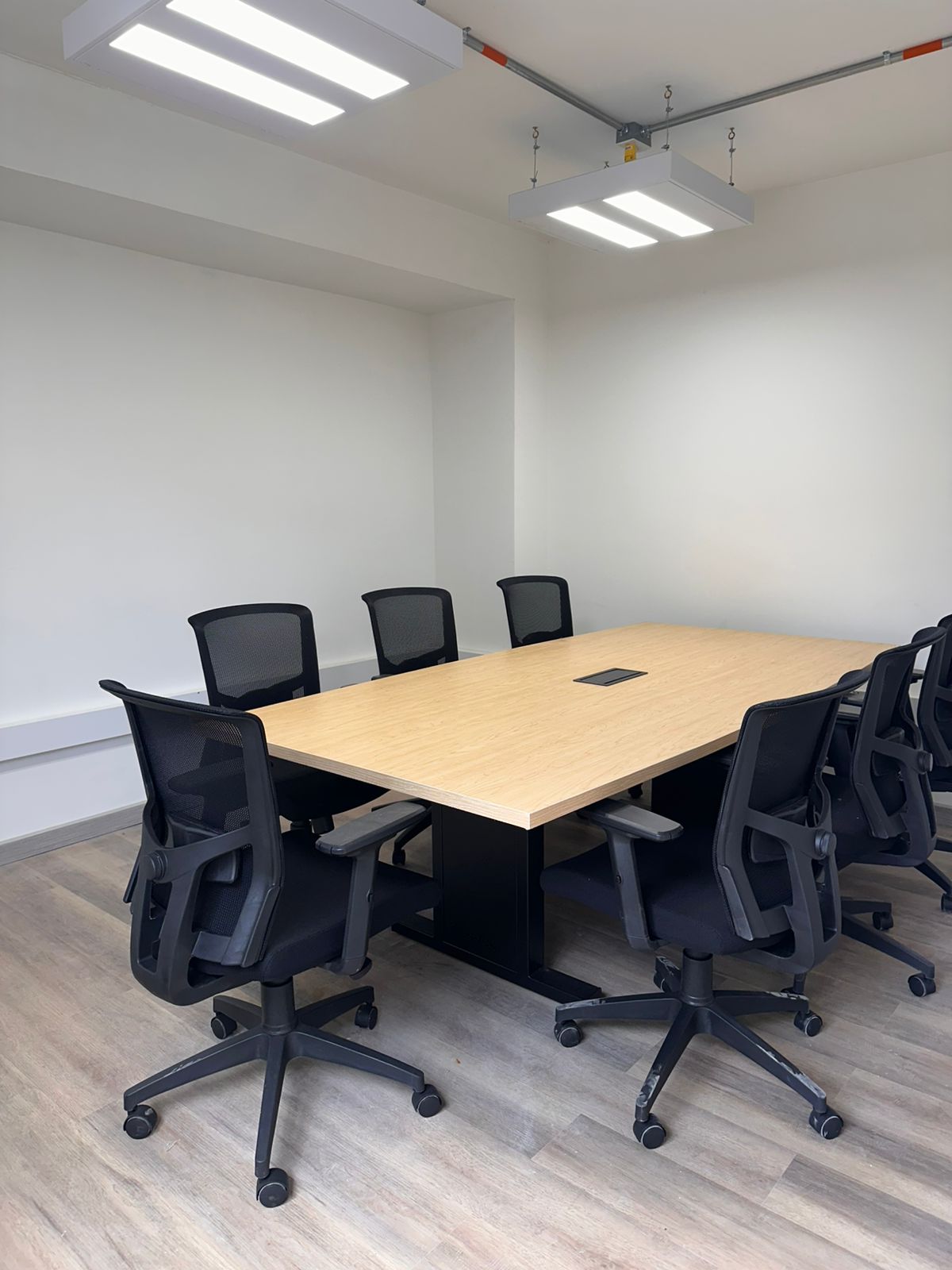 Sala de reuniones terminada, Espacio 2020 edificio E18