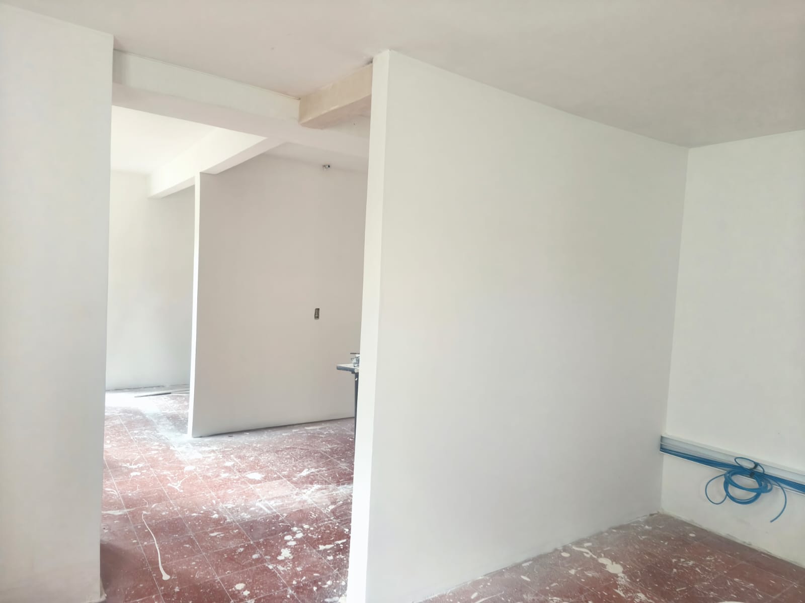 Muros terminados en blanco durante proceso de acabados, Espacio 2020