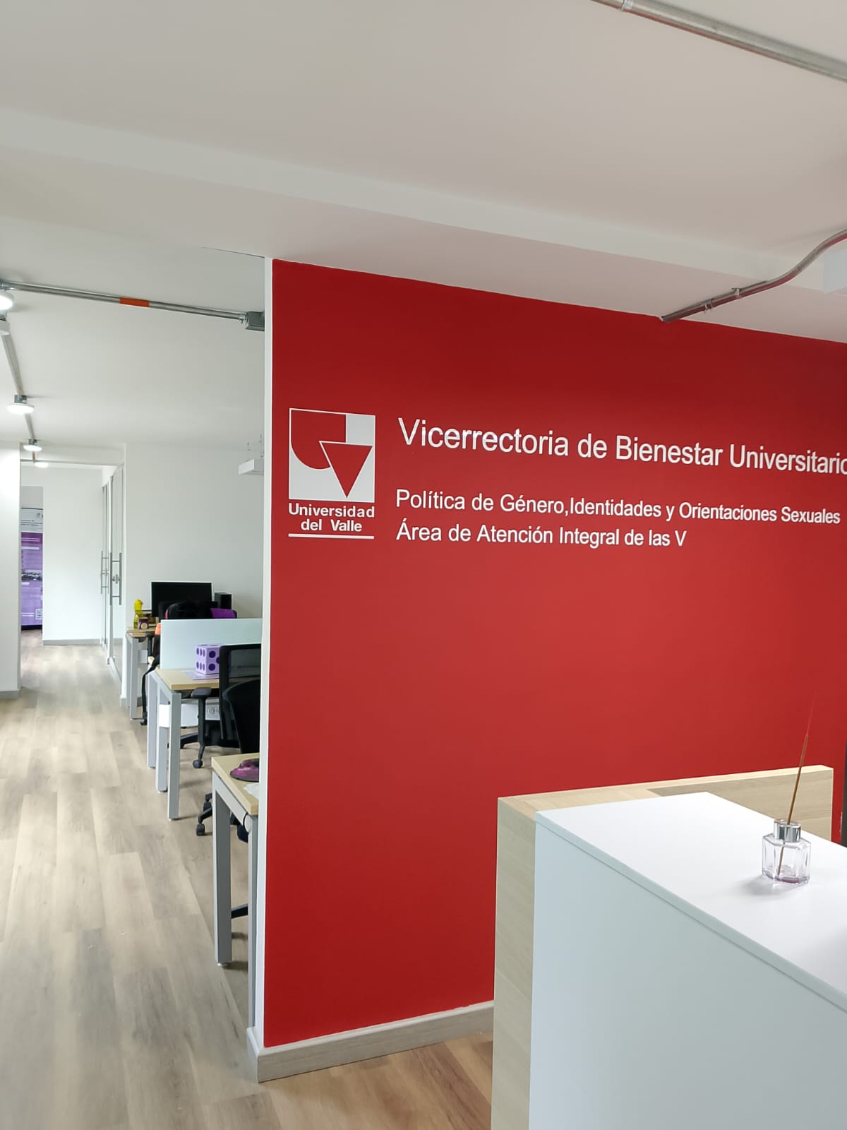 Vista general del Espacio 2020 terminado, con mural institucional y área de trabajo, edificio E18